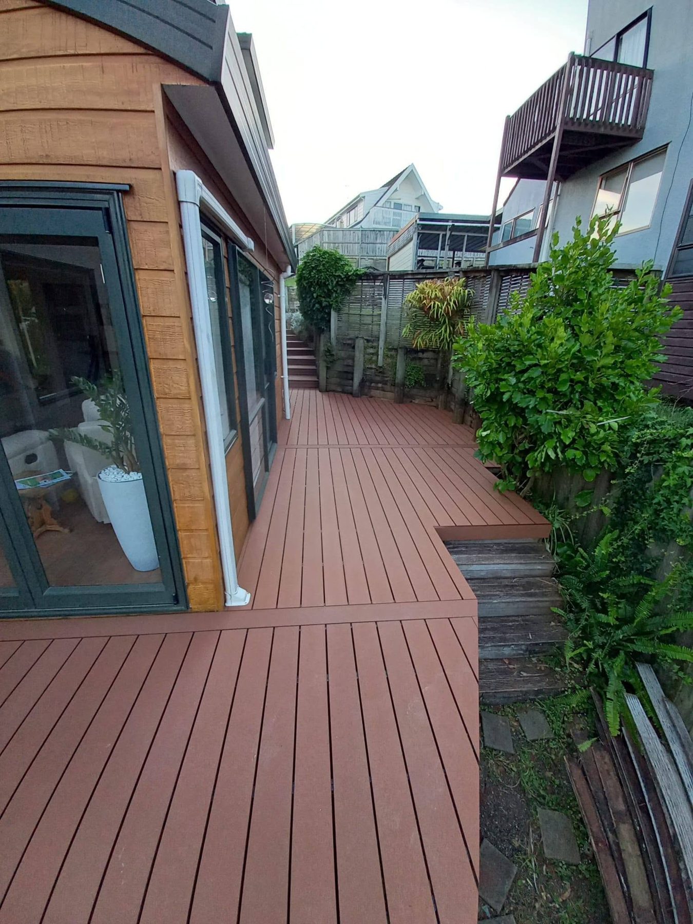 Composite deck meeting the corner of the house