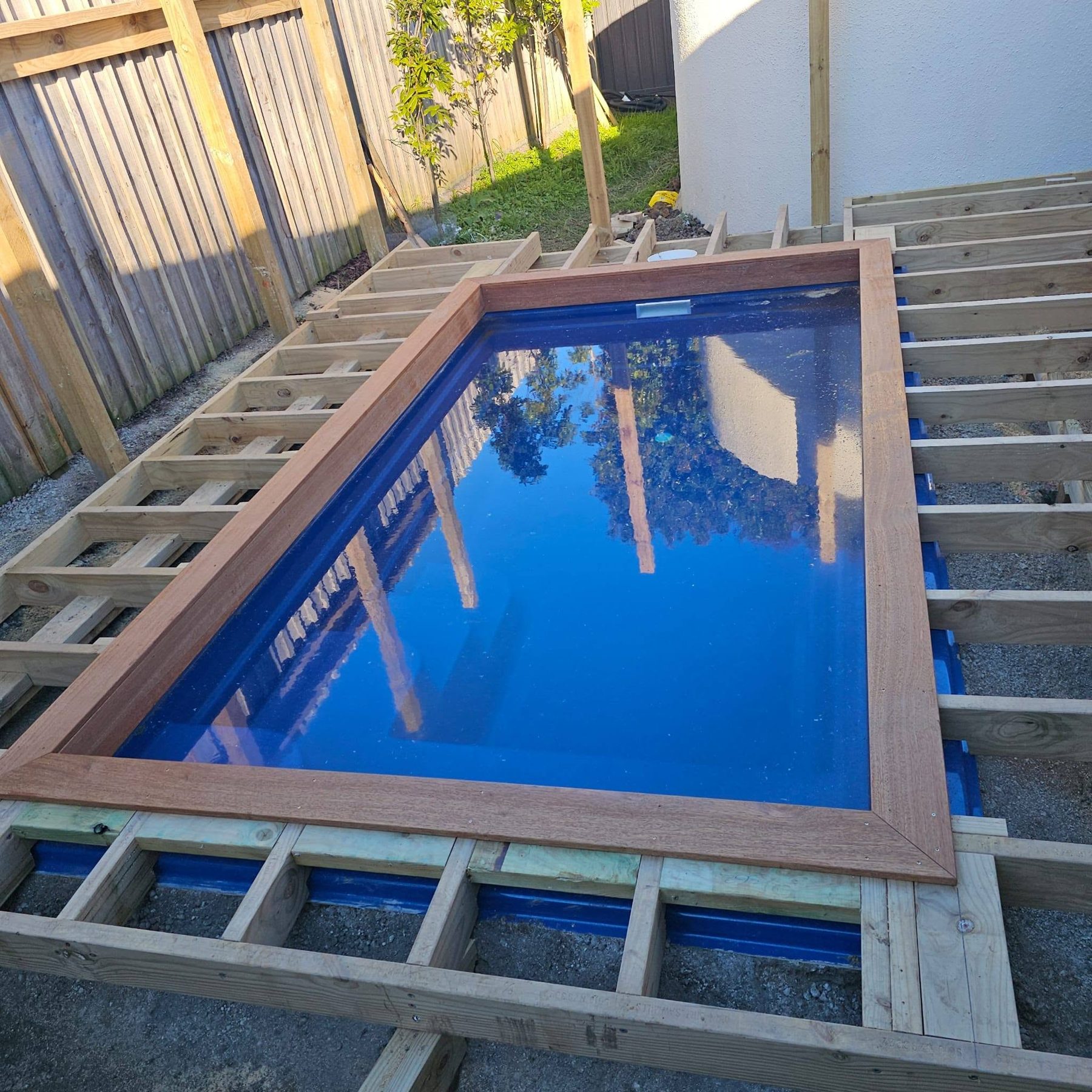 Deck substructure levelled around all four sides of the pool