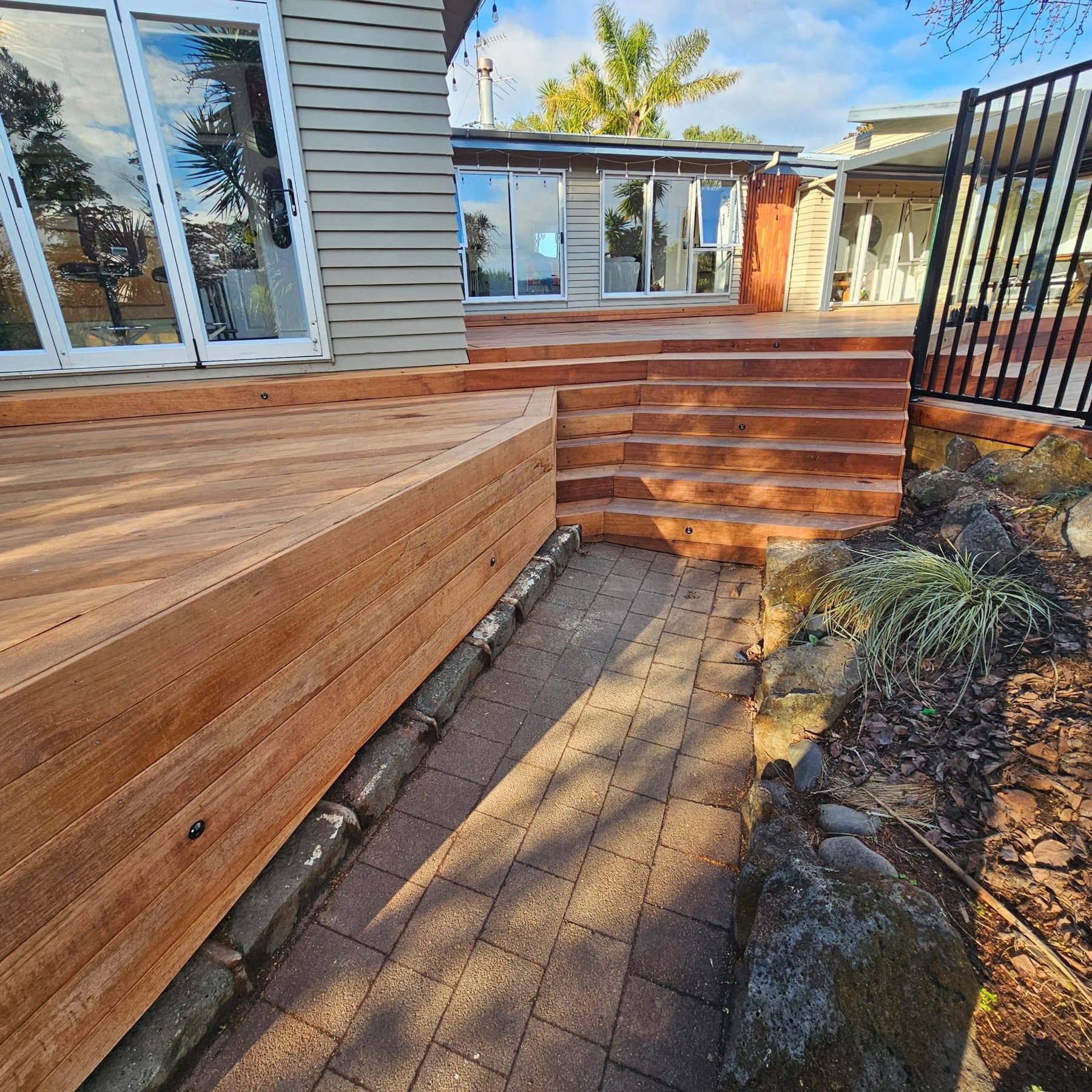 Elevated kwila deck with slim black balustrade